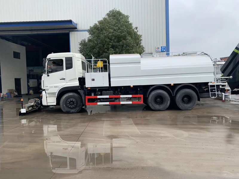  13方東風(fēng)天龍 后雙橋路面清洗車